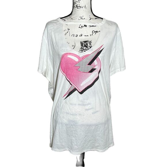 NWT TORRID Heart Bolt White Jersey Choker Neck Tee Shirt Size 3X 22-24 Pop - Picture 1 of 10